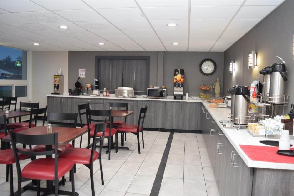 Red Roof Inn Batavia Image 21